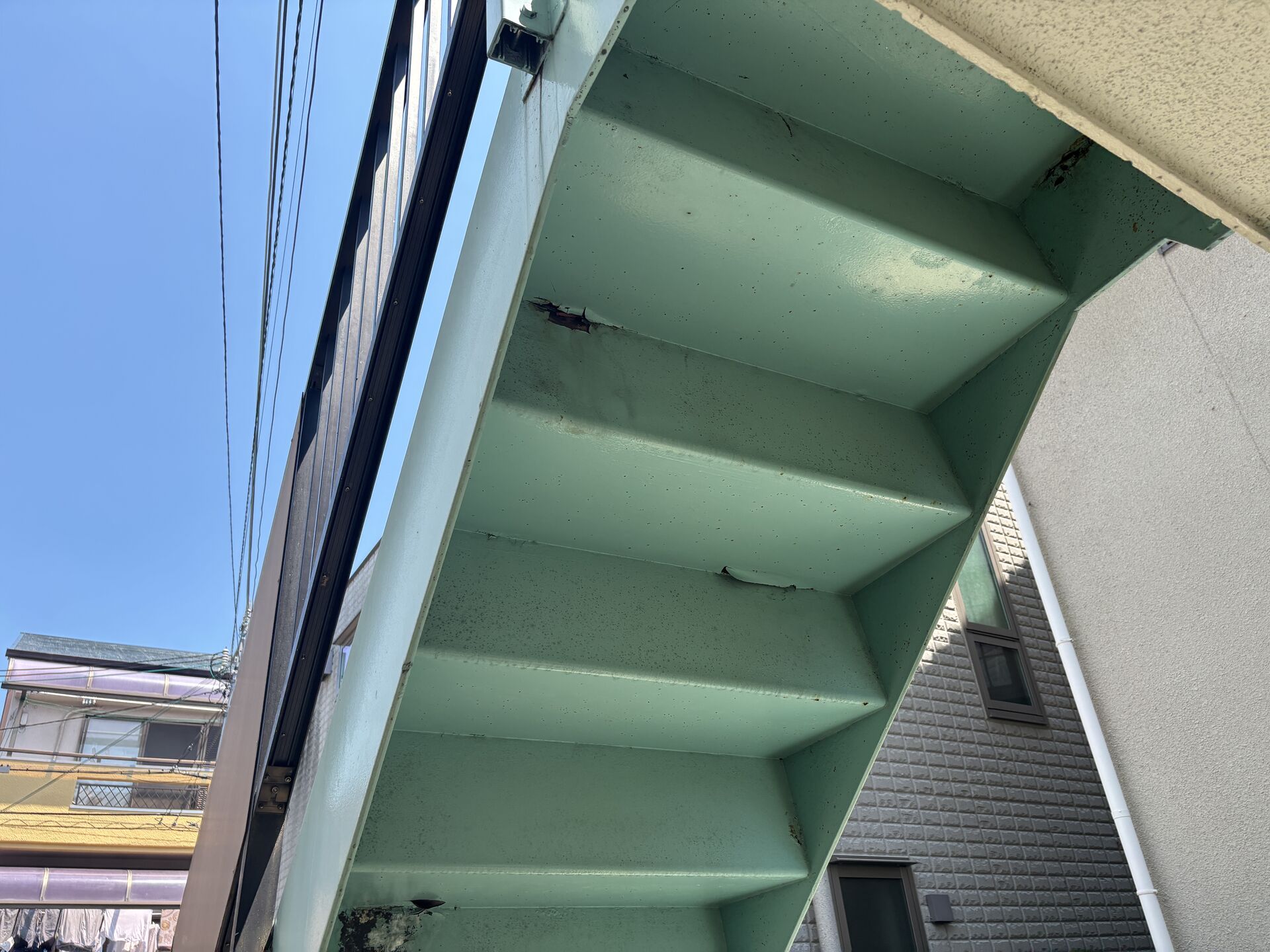 アパート・マンションの階段裏、錆びや塗膜の剥がれはありませんか？放置すると危険なサインです｜東大阪市の森口建装