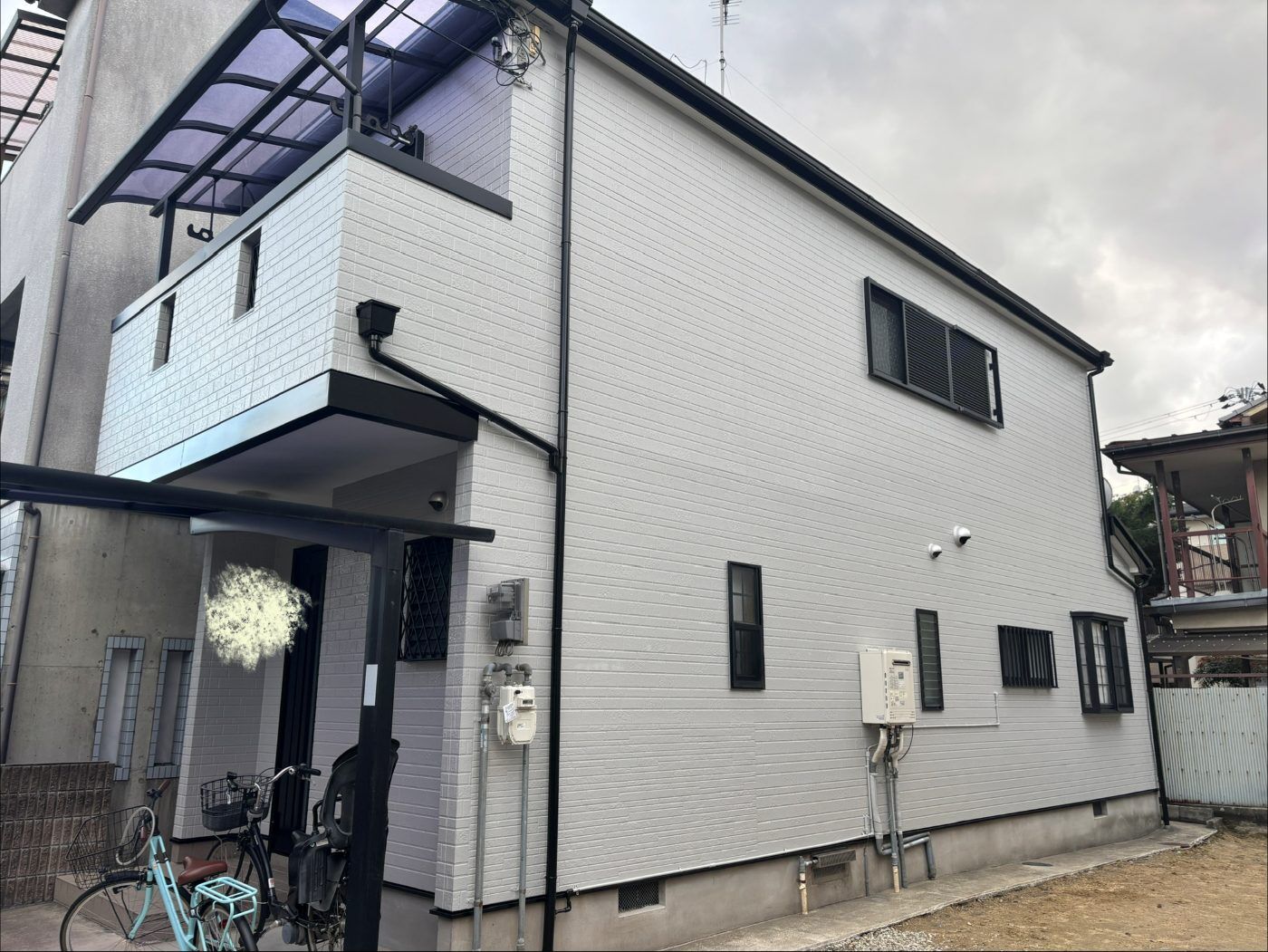 【施工事例】寝屋川市の戸建て住宅｜外壁塗装・シーリング打ち替え・ベランダ防水